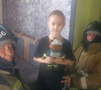 Фото В Новосибирской области спасатели подарили Мишку-спасателя детям после пожара 2